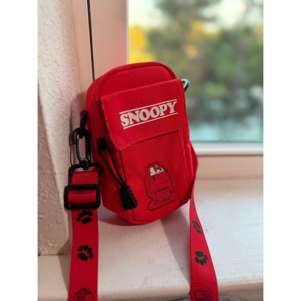 Snoopy Peanuts Retrospekt 35MM Crossbody Camera Bag NWT! - Picture 12 of 12